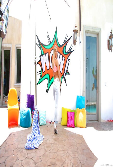 Sultry american cutie Candice Dare exhibiting her ass outdoor