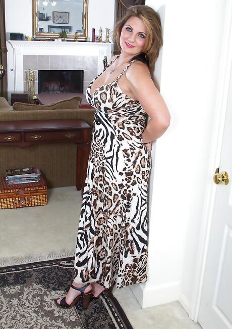 Plump american milf Cherrie Dixon in sexy undies shows big boobies and bald pussy 